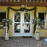 Апартаменты Mediterranes Gelbes Haus Pool Sauna Konigheim